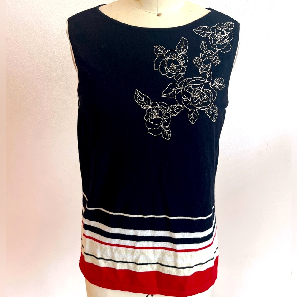 Liz Claiborne - Embroidered sleeveless sweater - Size M.